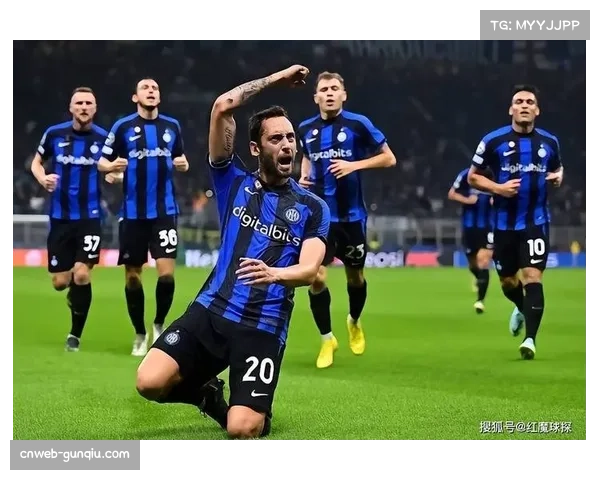 侧记:现场镜头捕捉到多诺万·米切尔与场边数据分析师频繁交流 侧记:现场镜头捕捉到多诺万·米切尔与场边数据分析师频繁交流